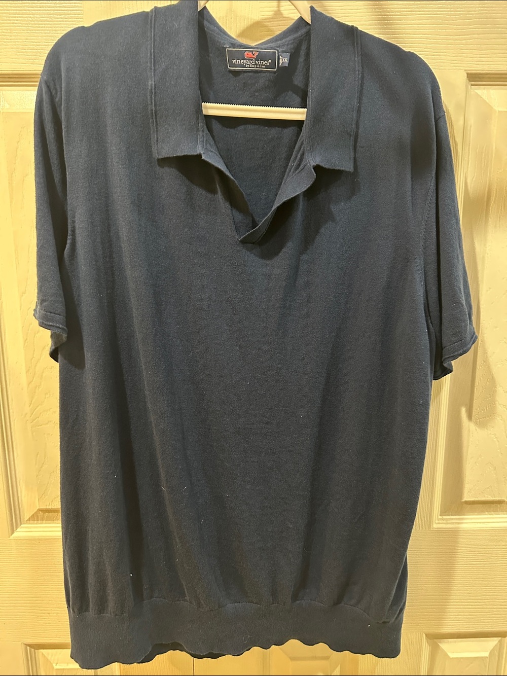 Vineyard Vines men collared shirt 10% silk. Soft and comfy. Small hole. XXL